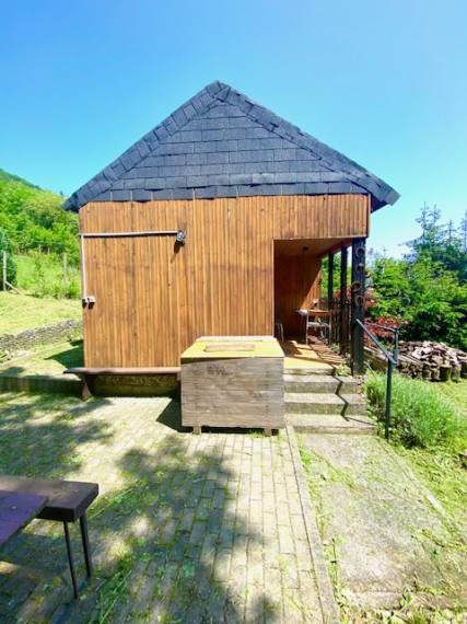 +++ NA PREDAJ CHATA S KRÁSNYM POZEMKOM A VÝHĽADMI V KARPATOCH+++