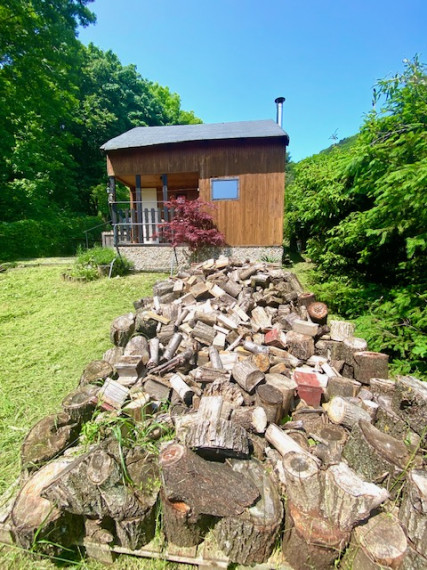 +++ NA PREDAJ CHATA S KRÁSNYM POZEMKOM A VÝHĽADMI V KARPATOCH+++