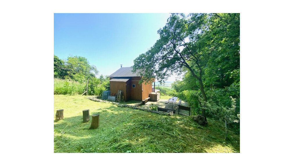 +++ NA PREDAJ CHATA S KRÁSNYM POZEMKOM A VÝHĽADMI V KARPATOCH+++