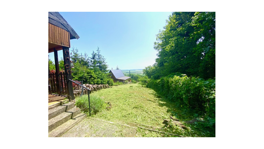 +++ NA PREDAJ CHATA S KRÁSNYM POZEMKOM A VÝHĽADMI V KARPATOCH+++