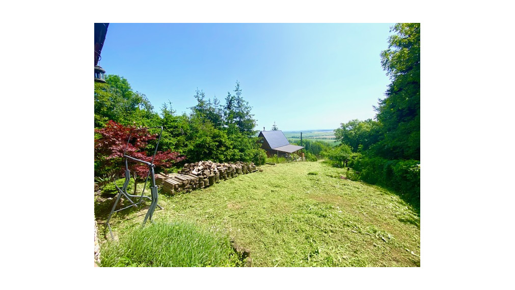 +++ NA PREDAJ CHATA S KRÁSNYM POZEMKOM A VÝHĽADMI V KARPATOCH+++