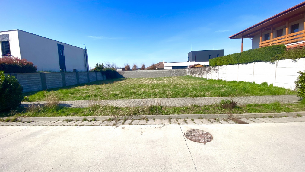 +++ KRÁSNY STAVEBNÝ POZEMOK NA KAMENNEJ CESTE V TRNAVE NA PREDAJ - 606m2++++