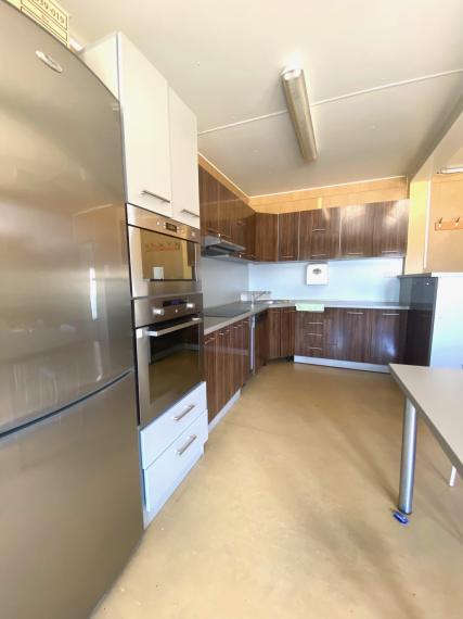 +++ PRENÁJOM ADMINSTRATÍVNYCH PRIESTOROV A SKLAOVACEJ HALY NA STRATEGICKOM MIESTE PRI TRNAVE+++