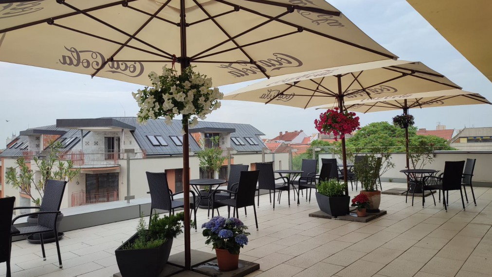 PRENÁJOM KAVIARNE V CENTRE MESTA S KRÁSNOU TERASOU