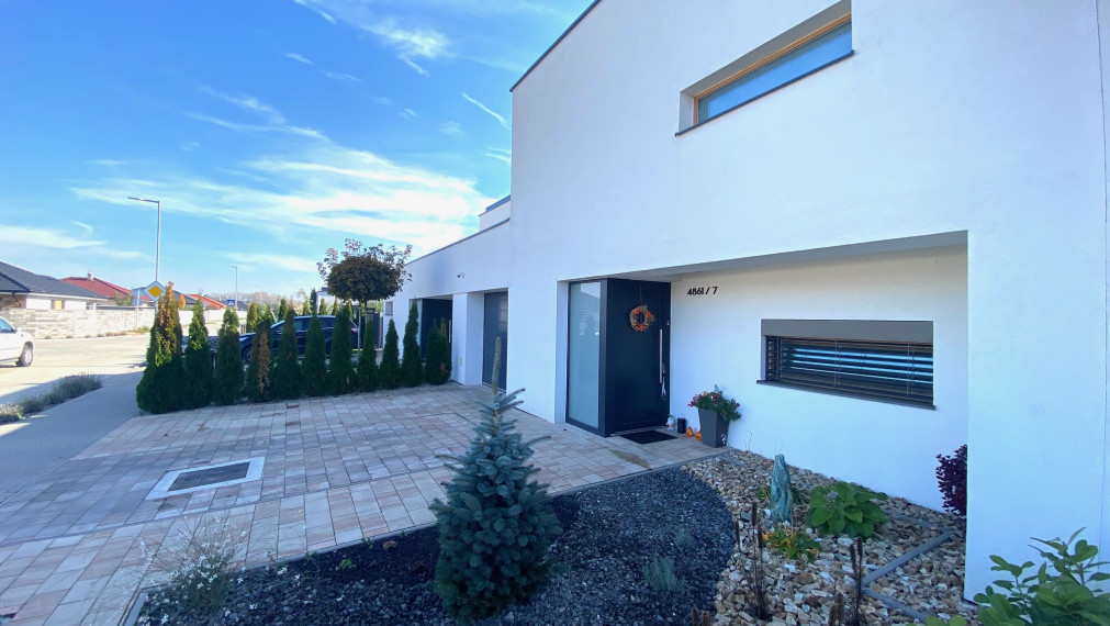 +++REZERVOVANÉ+++ NADČASOVÁ NOVOSTAVBA RODINNÉHO DOMU S GARÁŽOU NA PREDAJ V SEREDI+++