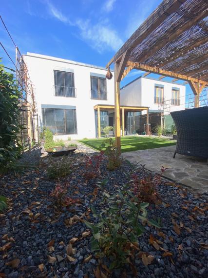 +++ NADČASOVÁ NOVOSTAVBA RODINNÉHO DOMU S GARÁŽOU NA PREDAJ V SEREDI+++