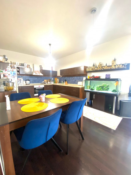 +++ TROJIZBOVÝ BYT S VEĽKOU TERASOU A VLASTNÝM PARKINGOM NA PREDAJ+++