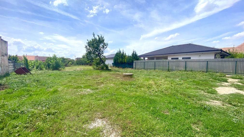 EXKLUZÍVNY STAVEBNÝ POZEMOK V ŠPAČINCIACH PRI IHRISKU 863m2 NA PREDAJ