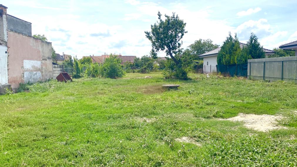 EXKLUZÍVNY STAVEBNÝ POZEMOK V ŠPAČINCIACH PRI IHRISKU 863m2 NA PREDAJ