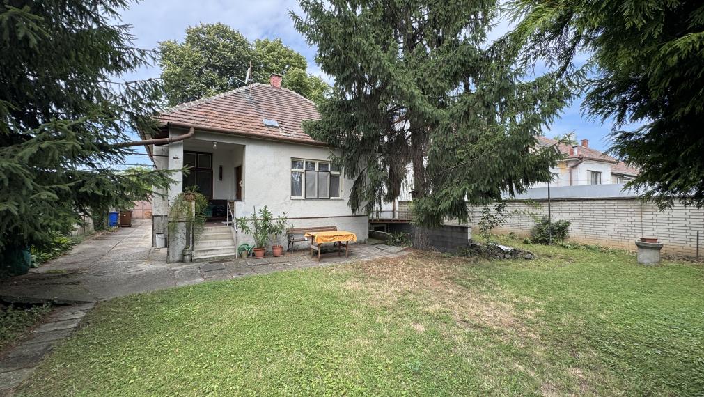 EXKLUZÍVNE – Rodinný dom s veľkým pozemkom v širšom centre Trnavy na predaj.