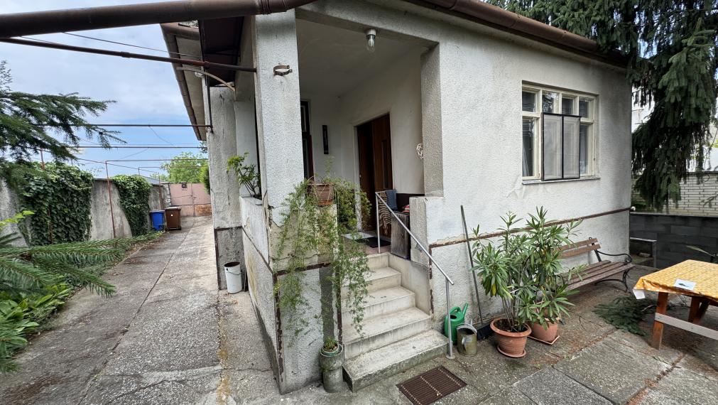 EXKLUZÍVNE – Rodinný dom s veľkým pozemkom v širšom centre Trnavy na predaj.