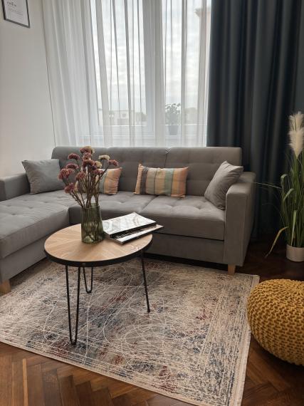 Ponúkame Vám  na prenájom 2,5 izbový byt  v Bytovom dome .