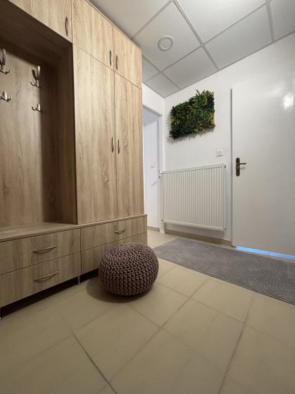 Ponúkame Vám  na prenájom 2,5 izbový byt  v Bytovom dome .