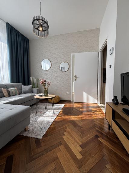 Ponúkame Vám  na prenájom 2,5 izbový byt  v Bytovom dome .