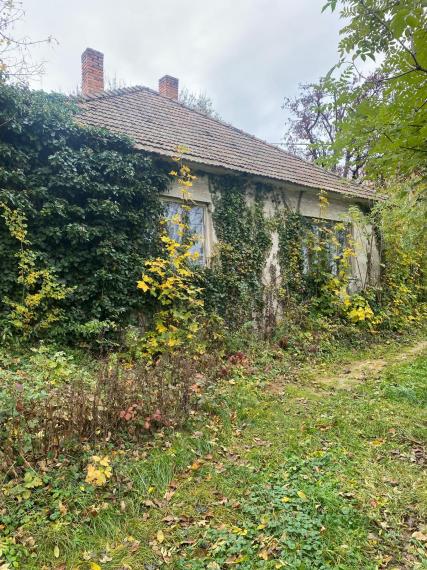 +++ NA PREDAJ POZEMOK 2111m2 V SUCHEJ NAD PARNOU NA 2 DOMY SO STARŠÍM RODINNÝM DOMOM+++