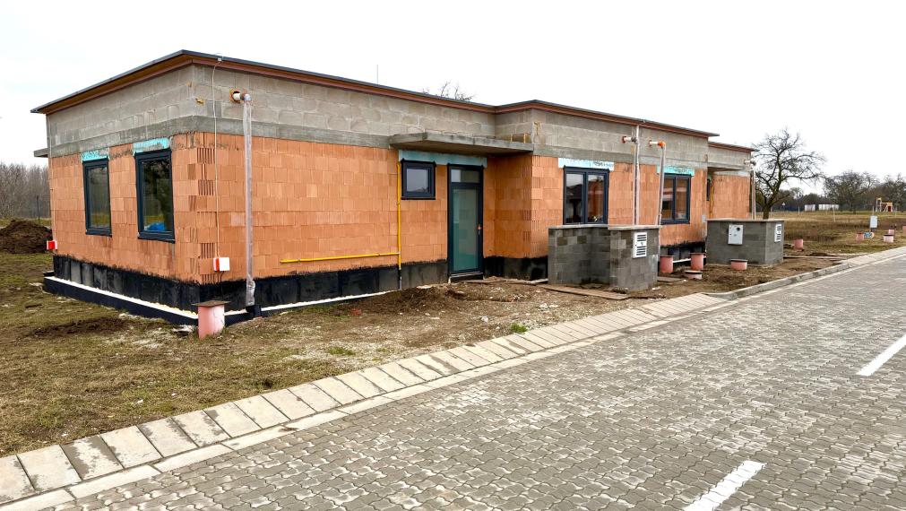 +++ NOVÉ NA KLÚČ DOKONČENÉ RODINNÉ DOMY VO VEĽKÝCH KOSTOLANOCH NA VYSIELAČI++