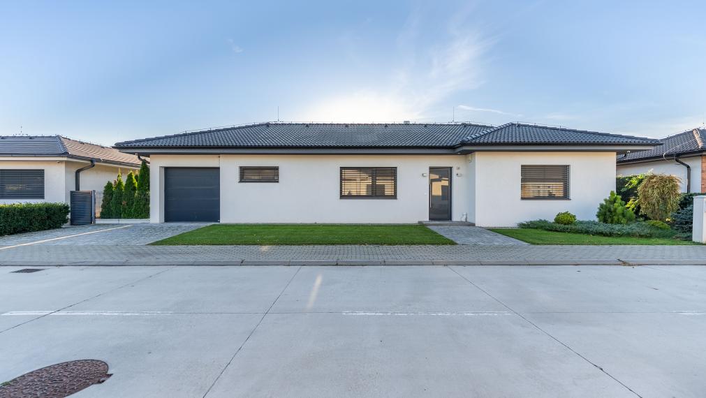 +++ NA PREDAJ KRÁSNA NOVOSTAVBA RODINNÉHO DOMU LEN KÚSOK OD TRNAVY V OBCI ZELENEČ+++