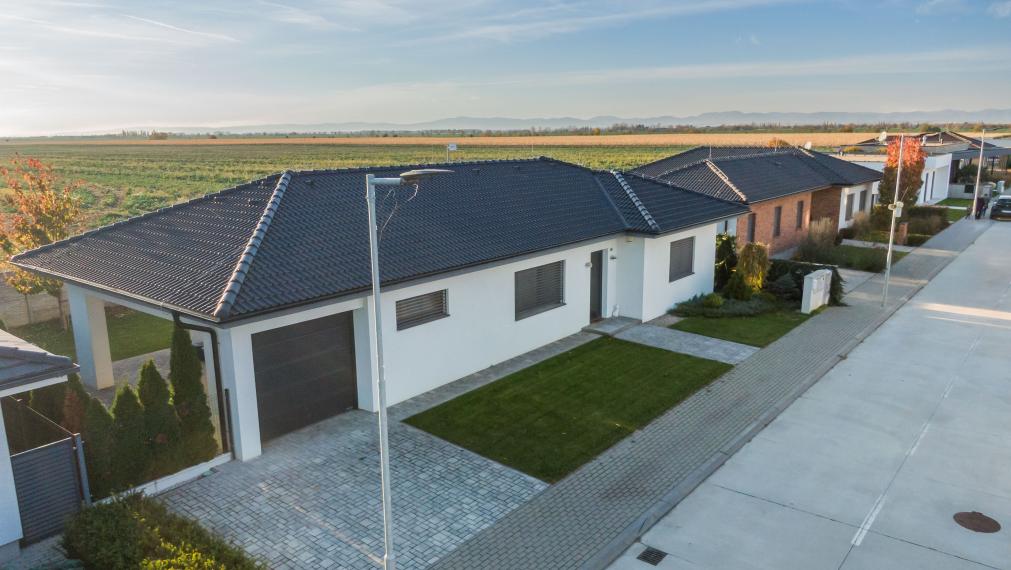 +++ NA PREDAJ KRÁSNA NOVOSTAVBA RODINNÉHO DOMU LEN KÚSOK OD TRNAVY V OBCI ZELENEČ+++