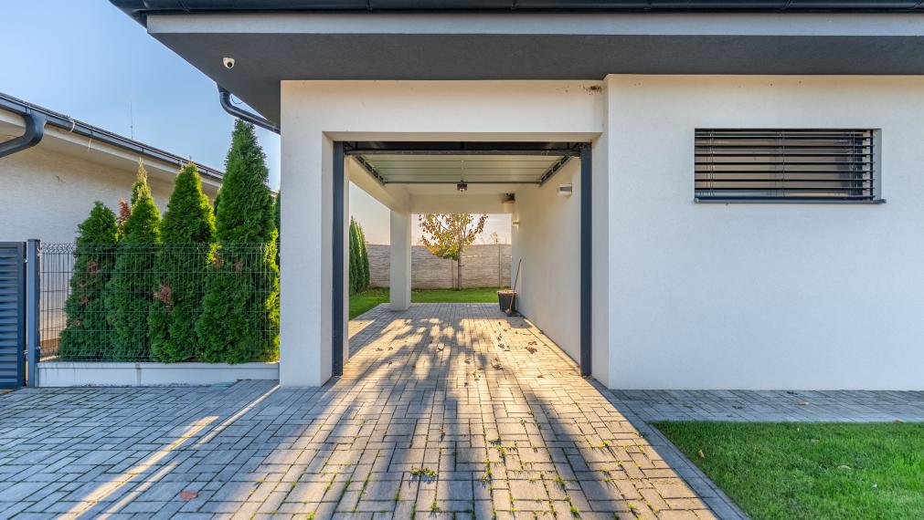 +++ NA PREDAJ KRÁSNA NOVOSTAVBA RODINNÉHO DOMU LEN KÚSOK OD TRNAVY V OBCI ZELENEČ+++