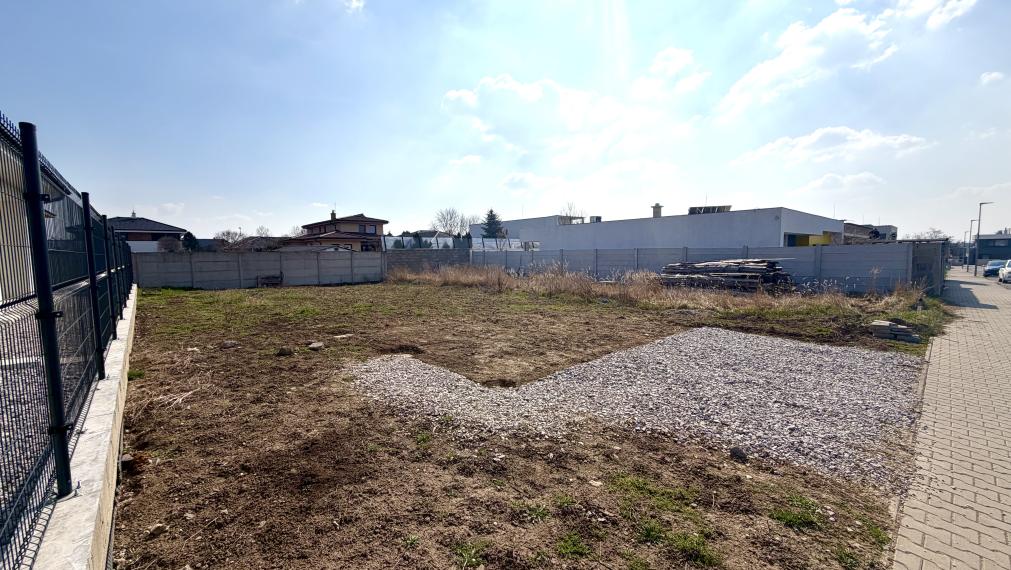 +++ IEDEÁLNY STAVEBNÝ POZEMOK V TRNAVE SO VŠETKÝMI SIEŤAMI A OPLOTENÝ+++