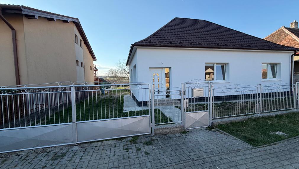 +++ KRÁSNE ZREKONŠTRUOVANÝ RODINNÝ DOM NA PARÁDNOM POZEMKU V TICHEJ ULIČKE NA PREDAJ+++