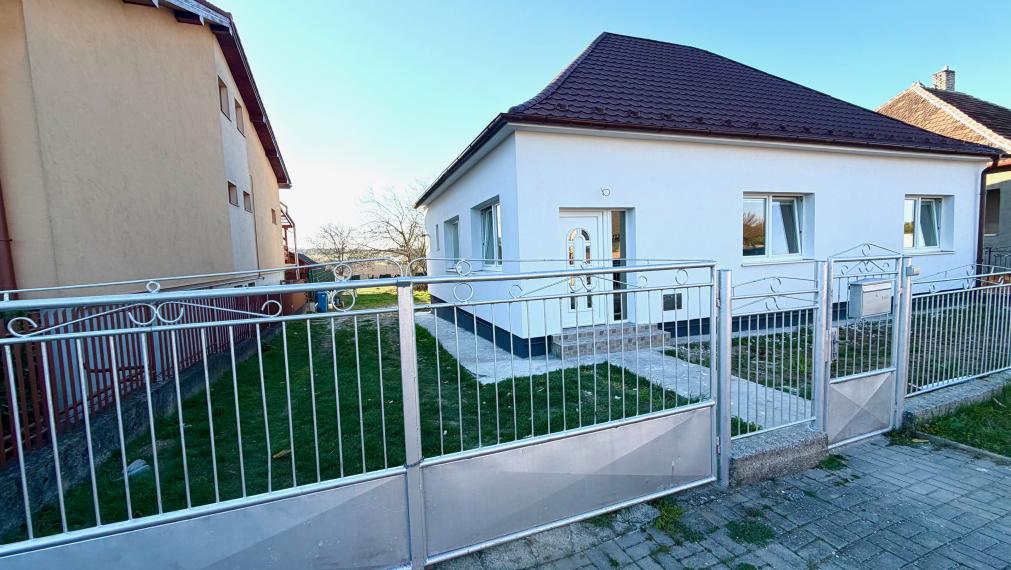 +++ KRÁSNE ZREKONŠTRUOVANÝ RODINNÝ DOM NA PARÁDNOM POZEMKU V TICHEJ ULIČKE NA PREDAJ+++