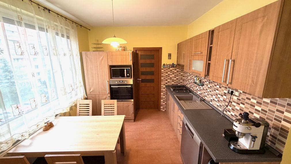 +++ NA PREDAJ ZREKONŠTRUOVANÝ 3,5 IZBOVÝ BYT NA GOLIANOVEJ ULICI V NITRE – KLOKOČINA+++