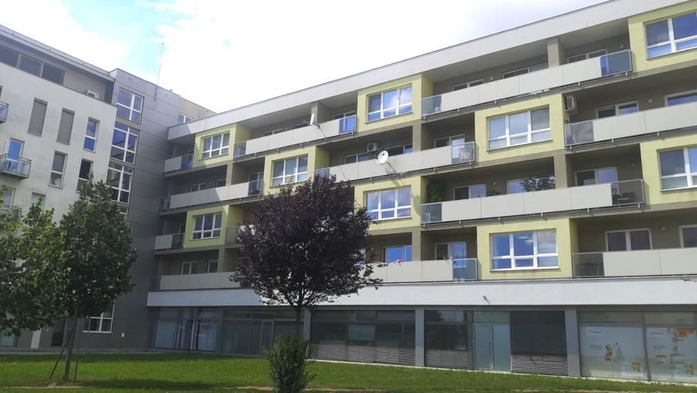 PRENÁJOM 1 IZBOVÉHO BYTU V NOVOSTAVBE V TRNAVE NA STAROHÁJSKEJ ULICI 46m2 ZA 550,-EURO S ENERGIAMI A INTERNETOM