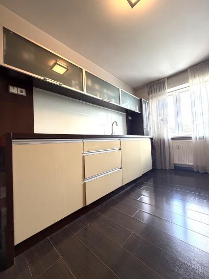 NADŠTANDARTNE VEĽKY 2 IZBOVÝ BYT V CENTRE TRNAVY S TERASKOU NA PREDAJ