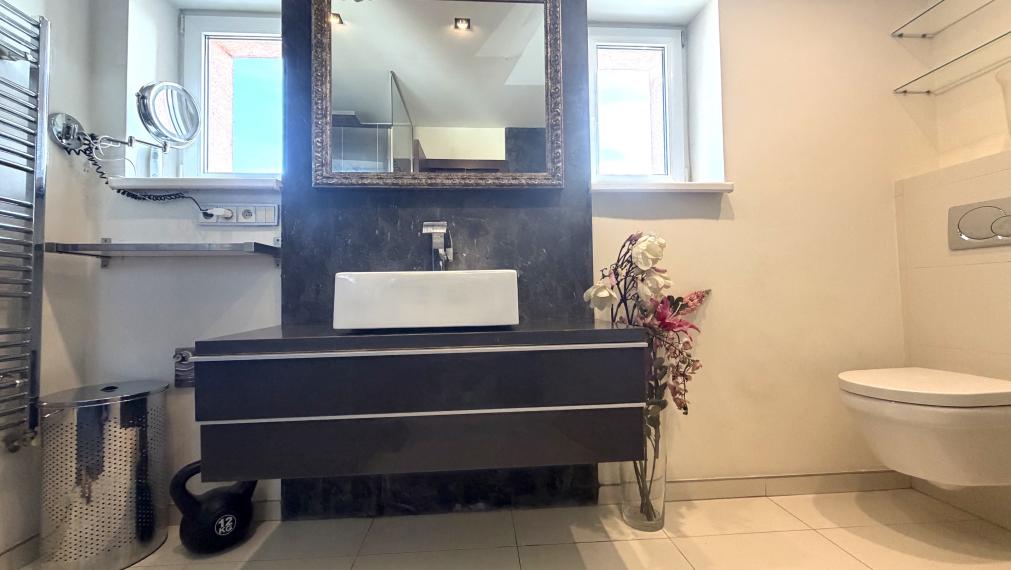 NADŠTANDARTNE VEĽKY 2 IZBOVÝ BYT V CENTRE TRNAVY S TERASKOU NA PREDAJ