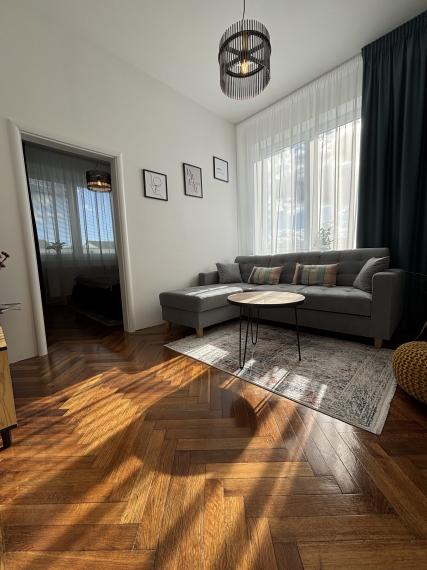 Ponúkame Vám  na prenájom 2,5 izbový byt  v Bytovom dome .