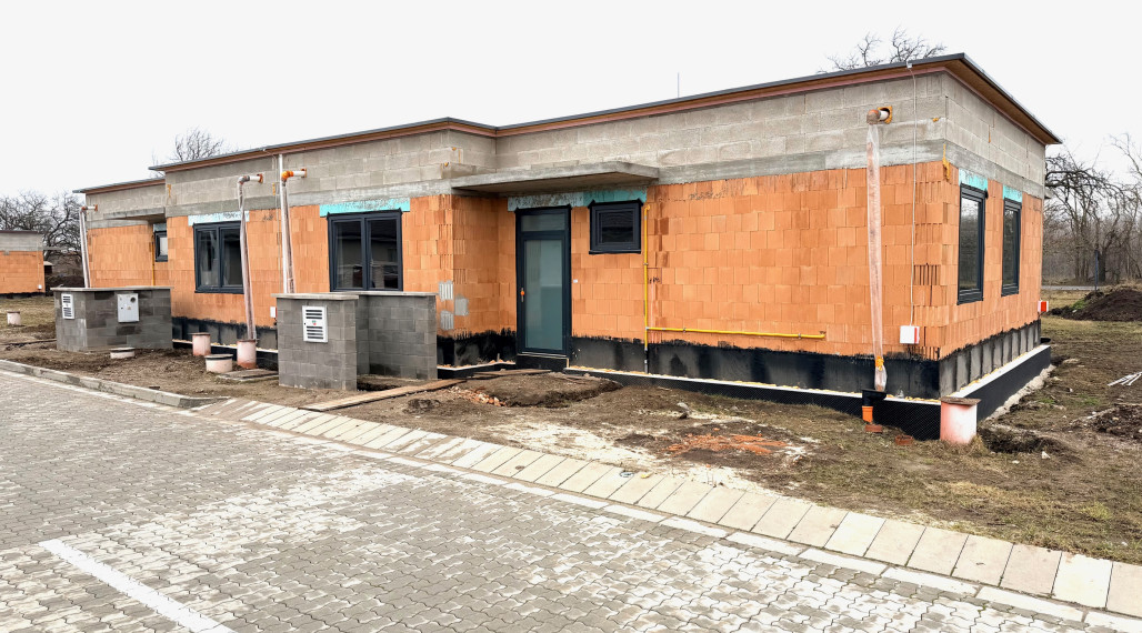 +++ NOVÉ NA KLÚČ DOKONČENÉ RODINNÉ DOMY VO VEĽKÝCH KOSTOLANOCH NA VYSIELAČI++