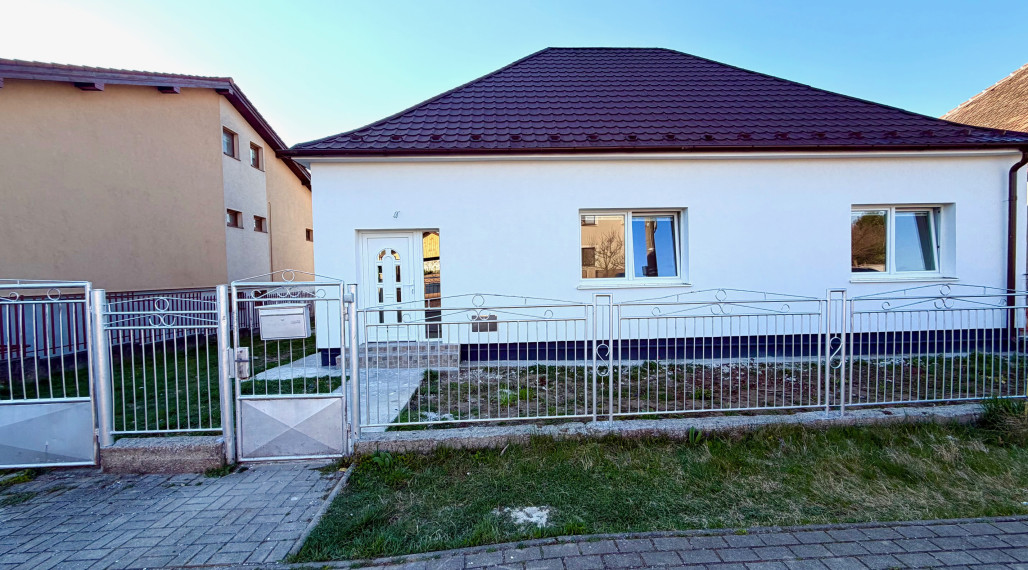+++ KRÁSNE ZREKONŠTRUOVANÝ RODINNÝ DOM NA PARÁDNOM POZEMKU V TICHEJ ULIČKE NA PREDAJ+++