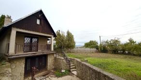 ZDRAVÁ MUROVANÁ CHATA/MENŠÍ DOM NA KRÁSNOM POZEMKU NA SUCHOVSKEJ PRIEHRADE NA PREDAJ - fotografia 1