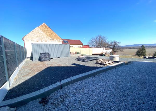 +++ NAJKRAJŠÍ POZEMOK S MOŽNOSŤAMI VÝSTAVBY 2 DOMOV ALEBO NA FARMÁRČENIE+++