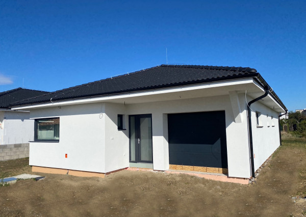 KRÁSNY RODINNÝ DOM S GARÁŽOU KÚSOK OD TRNAVY NA PREDAJ