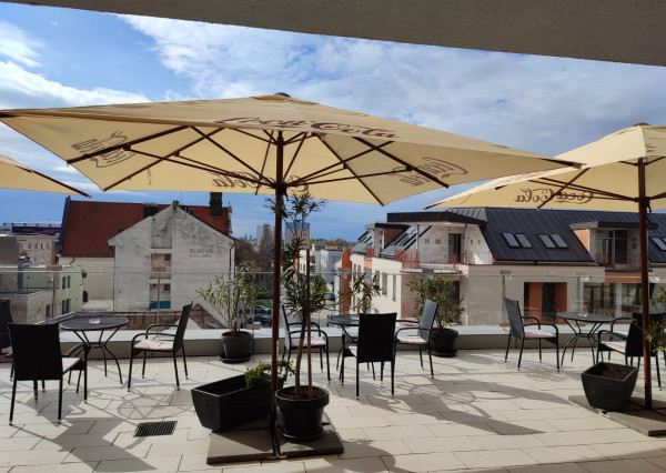 PRENÁJOM KAVIARNE V CENTRE MESTA S KRÁSNOU TERASOU