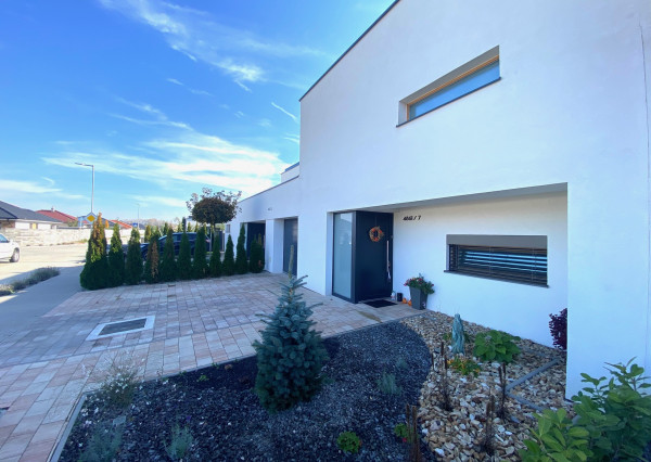 +++ NADČASOVÁ NOVOSTAVBA RODINNÉHO DOMU S GARÁŽOU NA PREDAJ V SEREDI+++