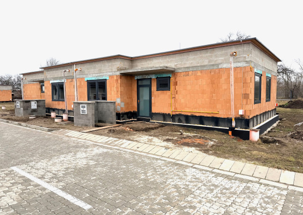 +++ NOVÉ NA KLÚČ DOKONČENÉ RODINNÉ DOMY VO VEĽKÝCH KOSTOLANOCH NA VYSIELAČI++