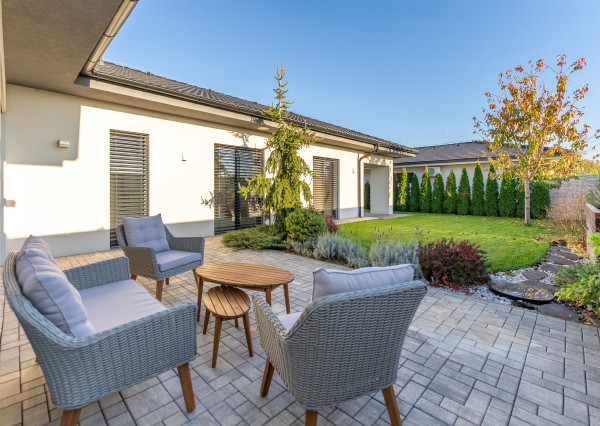 +++ NA PREDAJ KRÁSNA NOVOSTAVBA RODINNÉHO DOMU LEN KÚSOK OD TRNAVY V OBCI ZELENEČ+++