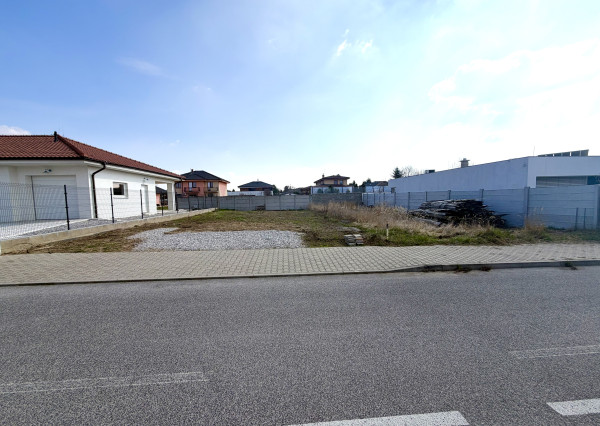 +++ IEDEÁLNY STAVEBNÝ POZEMOK V TRNAVE SO VŠETKÝMI SIEŤAMI A OPLOTENÝ+++