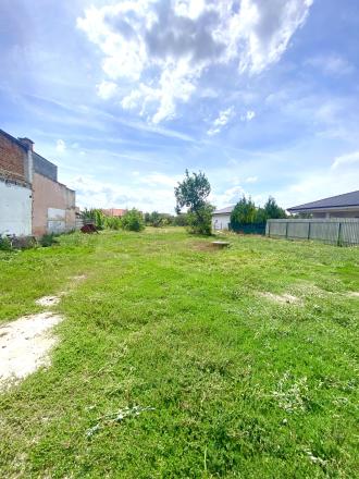 EXKLUZÍVNY STAVEBNÝ POZEMOK V ŠPAČINCIACH PRI IHRISKU 863m2 NA PREDAJ - fotografia 2