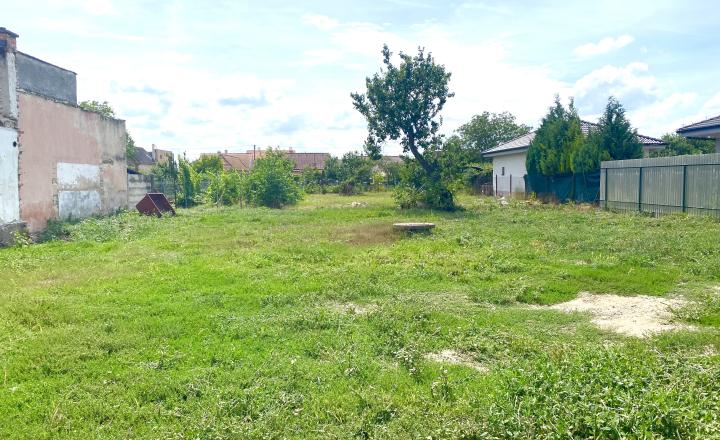 EXKLUZÍVNY STAVEBNÝ POZEMOK V ŠPAČINCIACH PRI IHRISKU 863m2 NA PREDAJ - fotografia 3