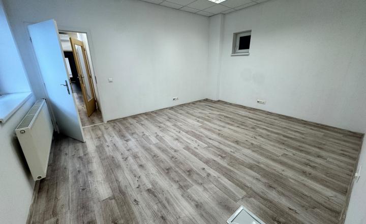 Reprezentatívne priestory v srdci Trnavy | 60 m² | + recepcia | kuchynka l toalety - fotografia 1