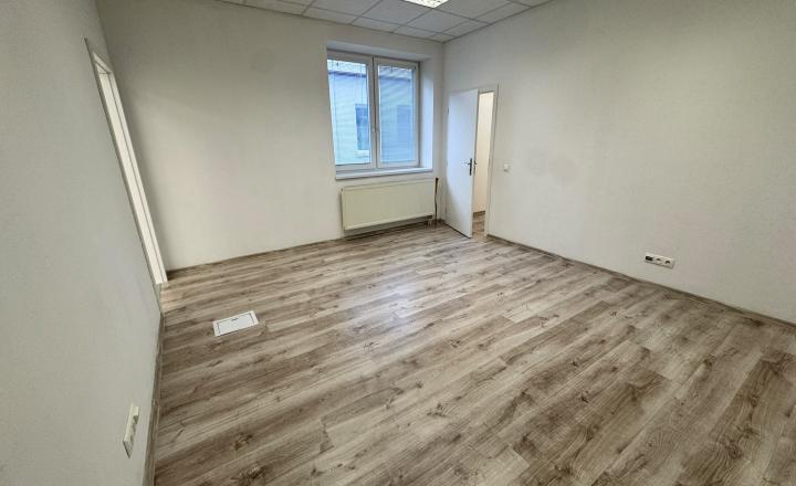 Reprezentatívne priestory v srdci Trnavy | 60 m² | + recepcia | kuchynka l toalety - fotografia 4