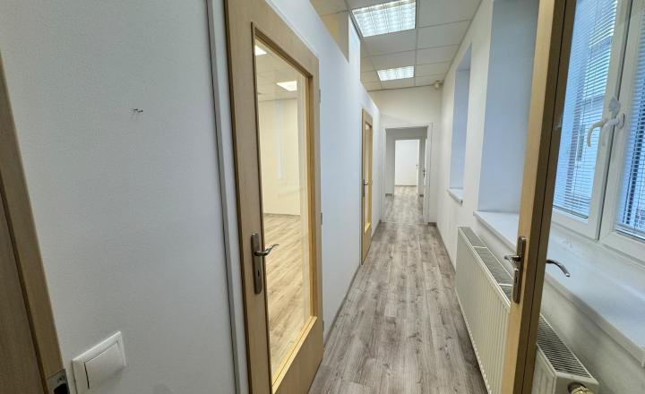 Reprezentatívne priestory v srdci Trnavy | 60 m² | + recepcia | kuchynka l toalety - fotografia 6
