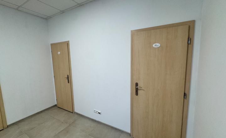 Reprezentatívne priestory v srdci Trnavy | 60 m² | + recepcia | kuchynka l toalety - fotografia 10
