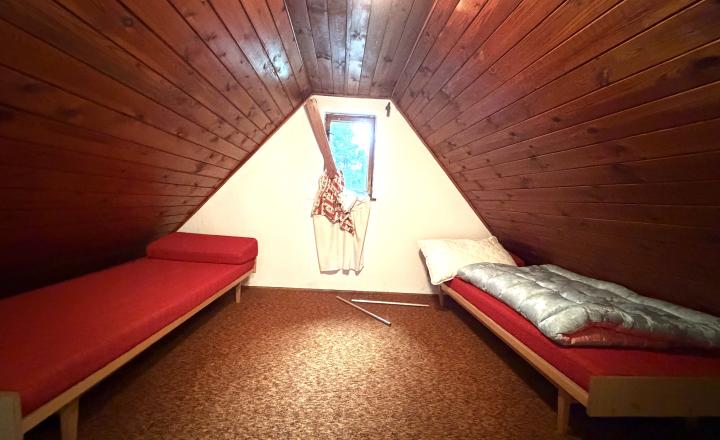 ZDRAVÁ MUROVANÁ CHATA/MENŠÍ DOM NA KRÁSNOM POZEMKU NA SUCHOVSKEJ PRIEHRADE NA PREDAJ - fotografia 15