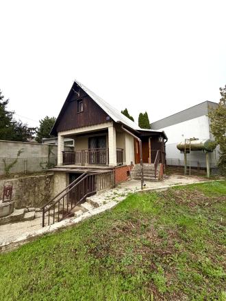 ZDRAVÁ MUROVANÁ CHATA/MENŠÍ DOM NA KRÁSNOM POZEMKU NA SUCHOVSKEJ PRIEHRADE NA PREDAJ - fotografia 1