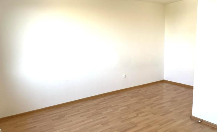 JEDNOIZBOVÝ BYT V TRNAVE V ŠPIČKOVEJ LOKALITE NA DRUŽBE ZA 124.900,- - fotografia 1